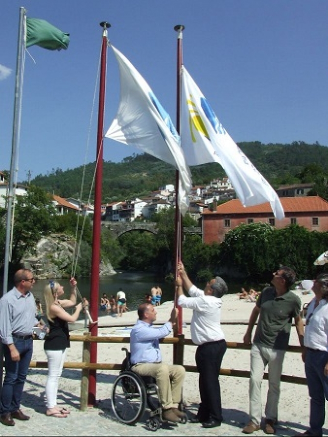 Bandeira Praia Acessível foi hasteada em Avô e S. Sebastião da Feira