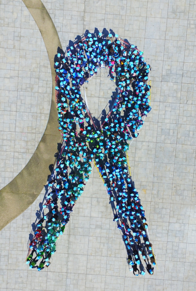 Mais de 400 crianças formam Laço Azul Humano em Oliveira do Hospital