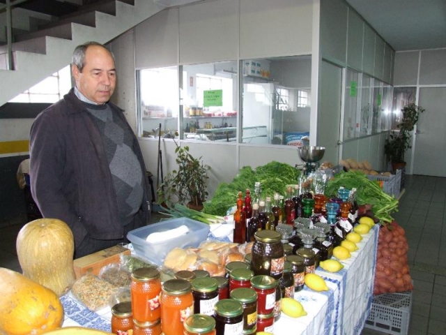  	Edmar Rodrigues chega ao mercado municipal vindo de Alvoco das Várzeas. Depois de dezenas de anos no negócio da venda de pão dedica-se à produção de licores caseiros. 