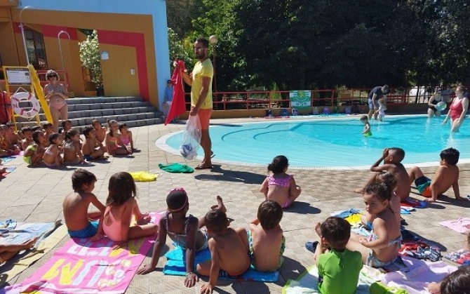 Programa &quot;Nadador Salvador Júnior&quot; sensibiliza crianças para o meio aquático