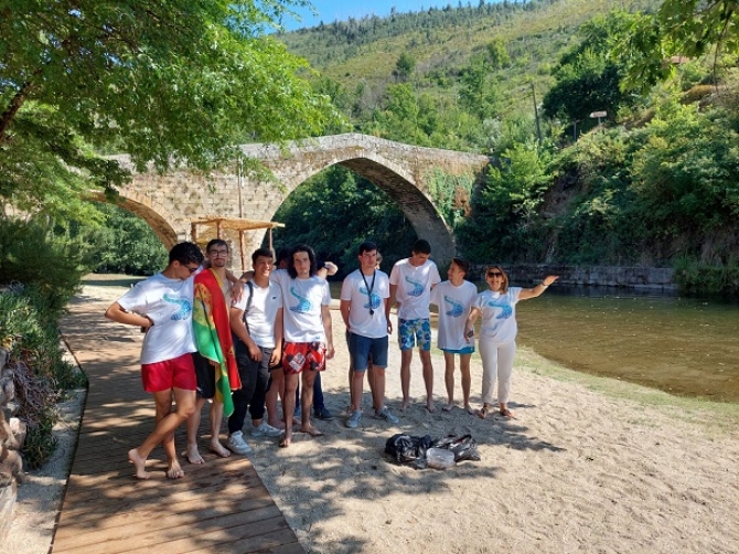 Estudantes em ação ambiental na Praia Fluvial de Alvoco das Várzeas