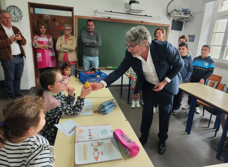 Município de Oliveira do Hospital distribui fruta aos alunos e promove hábitos de alimentação saudável