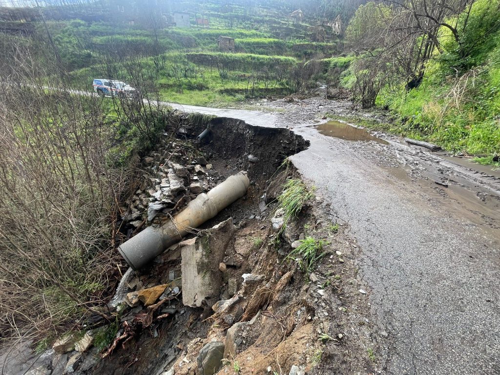 Mau tempo: deslizamentos de terras afetam habitações e provocam colapso de estrada
